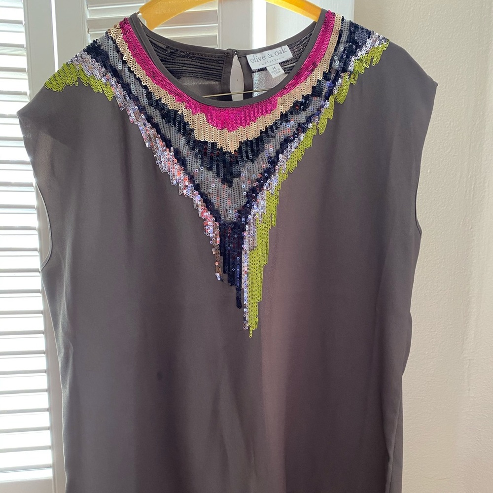 Cute blouse with sequins design